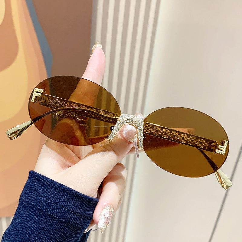 Damen Sonnenbrille mit glitzerndem Rahmen und ovalen Gläsern Karnz
