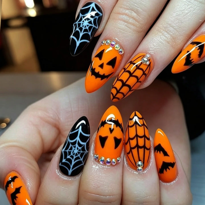 Kunstnagelset mit Halloween-Motiven und Glitzerelementen Karnz