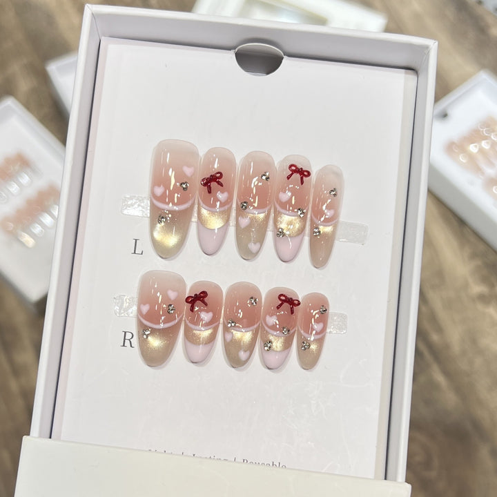 Dekoratives Press-On-Nagelset mit Herz- und Schleifenakzenten Karnz