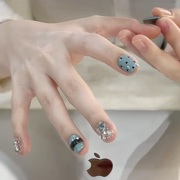 Dekorativer Press-On-Nagelset mit glitzernden Akzenten Karnz