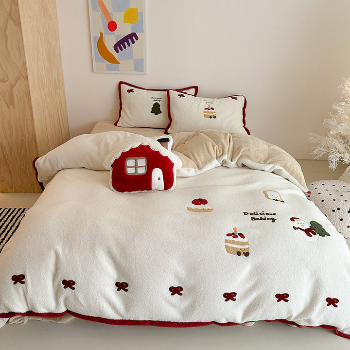 Kuschelige Wendbare Bettgarnitur aus Teddyfleece mit gestickten Motiven und dekorativer Paspel