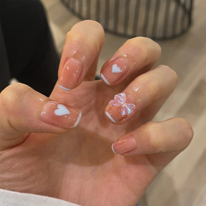 Nagelkunst mit Herz- und Schmetterlingsmotiven Karnz