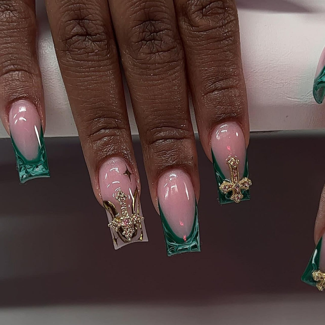 Kunstvolle Nagelverlängerungen mit luxuriösem Verzierungsdesign Karnz