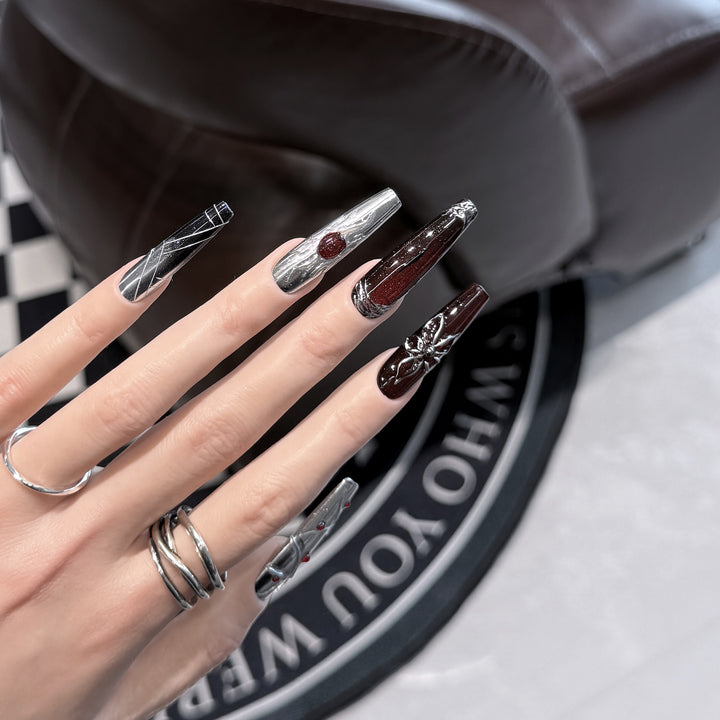 Dekoratives Press-On-Nagelkunst-Set mit schicker metallischer Akzentuierung Karnz