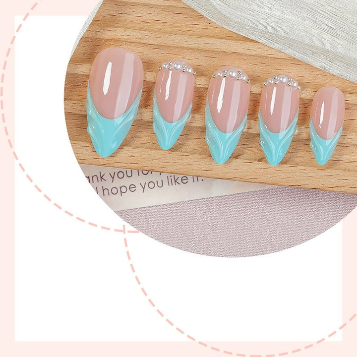 Kunstnagelset mit eleganten French-Spitzen Karnz