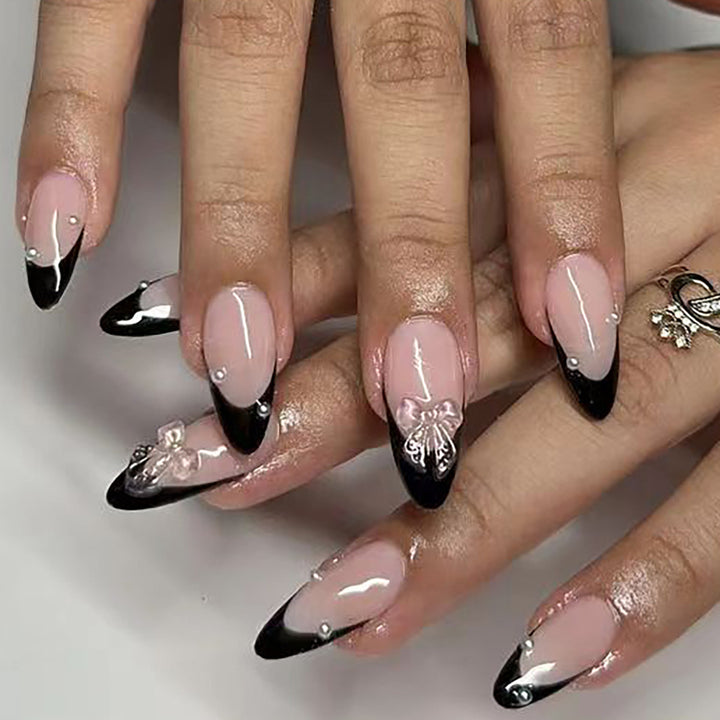 Kunstnagelset mit glanzvollem French Design und filigranen 3D-Akzenten Karnz