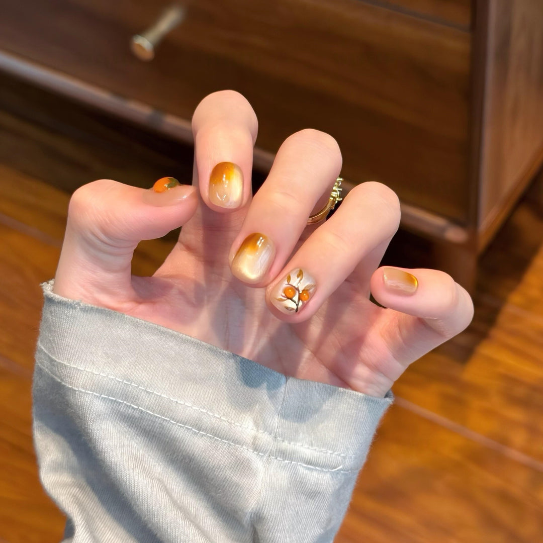 Kunstnägel Im Eleganten Ombre-Look mit Floralem Akzent Karnz