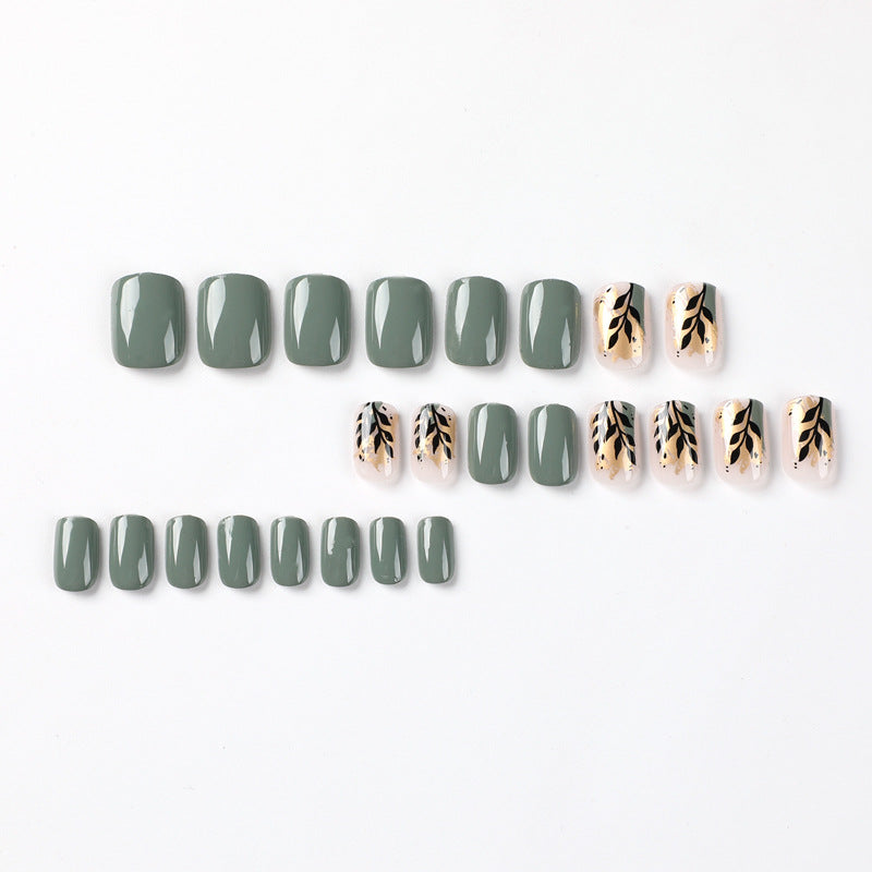 Kunstvolle Nagelverlängerungen mit elegantem Blattdesign Karnz