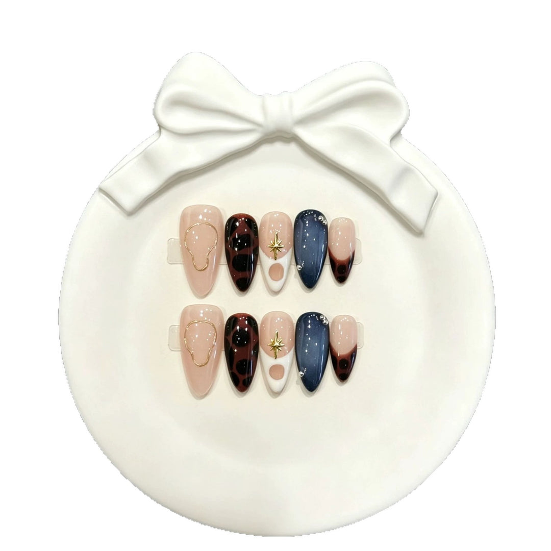 Glamourös Press-On Nail Art Set mit goldenen Akzenten