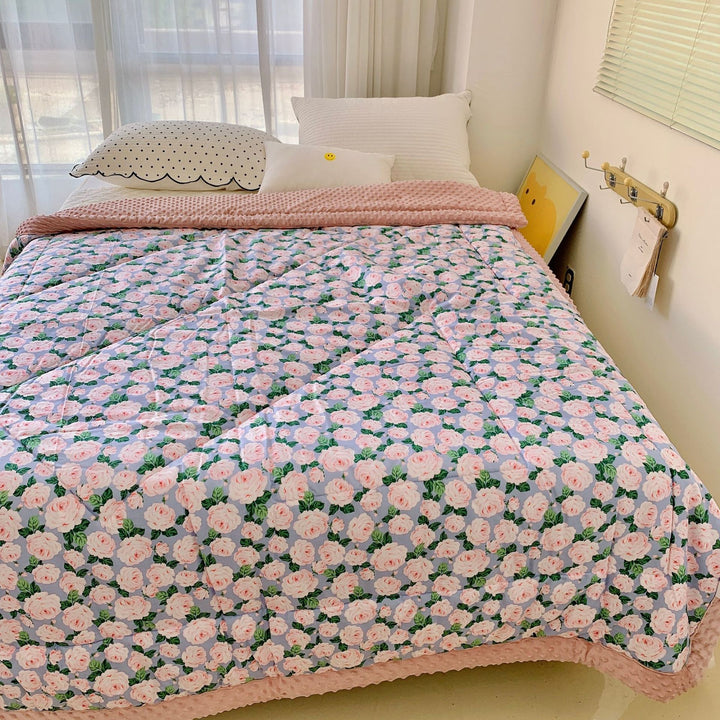 Kuschelige Baby-Steppdecke mit Minky-Fleecekante und niedlichem Hasen-Print