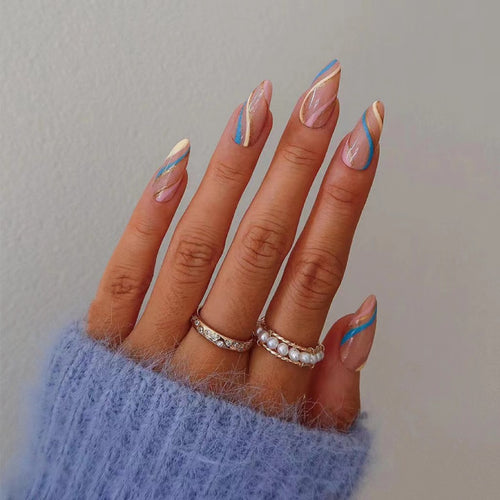 Kunstvolle Nailart mit metallic Akzenten und abstrakten Designs Karnz