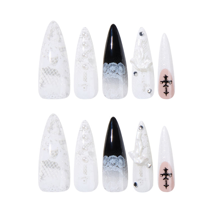 Kunstvolle Stiletto-Nägel mit einzigartigen 3D-Elementen und Glitzerakzenten Karnz