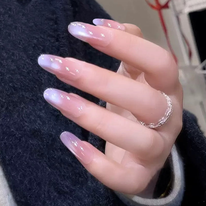 Kunstnagelset mit elegantem Ombre-Design und glänzendem Finish Karnz