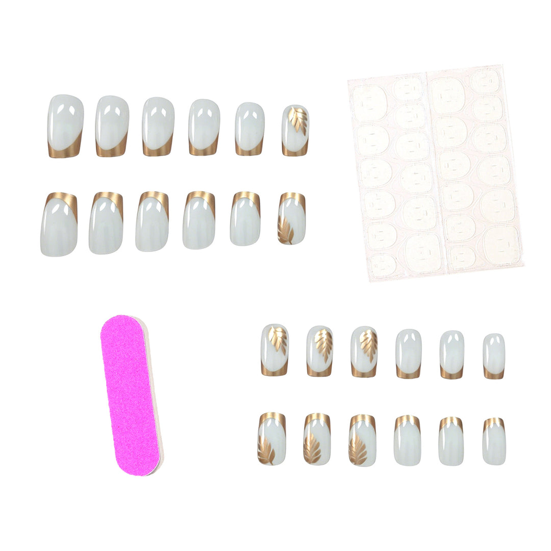 Luxuriöses Blumennagelkunstdesign Karnz