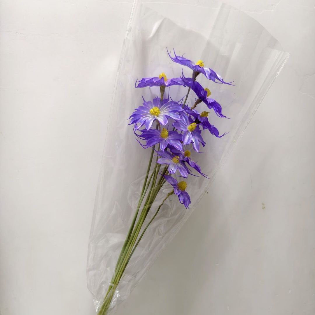 Vibrant künstlicher Blumenstrauß mit stilvoller Verpackung