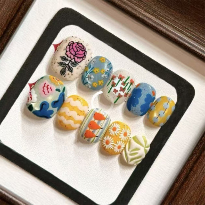 Künstlerisches Blumen- und naturinspiriertes Nageldesign-Set Karnz