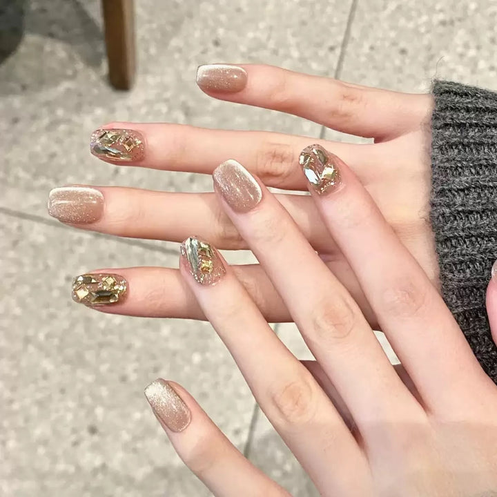 Glitter Nagelset mit luxuriösen Steinverzierungen Karnz