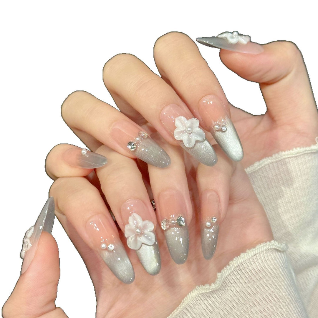Dekoratives Nail Art Press-On Set mit floralen und Juwelenakzenten
