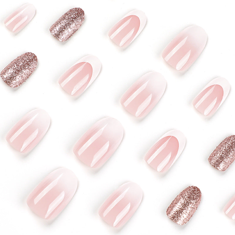 Glamouröse Nagelverlängerungen mit schimmerndem Akzent Karnz