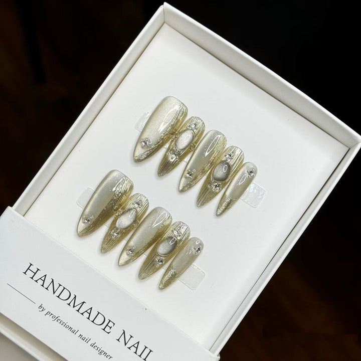 Handgefertigtes Künstlerisches Press-On Nagelset mit eleganten Perlenakzenten