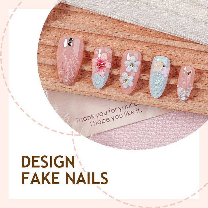 Kreatives Kunstnagelset mit floralem Design und zarter Dekoration Karnz
