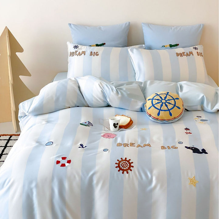 Nautisch gestreiftes Baumwollsatin-Kinderbettbezugset mit gestickten Ozeanmotiven