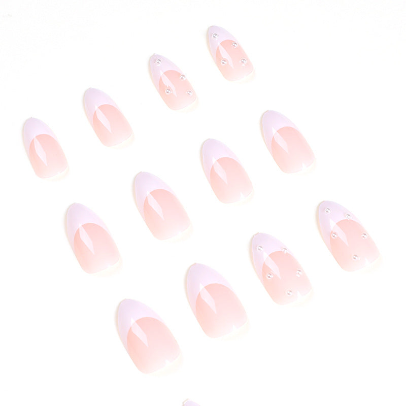 Kunstvolle Acryl-Nägel mit elegantem French-Tip Karnz