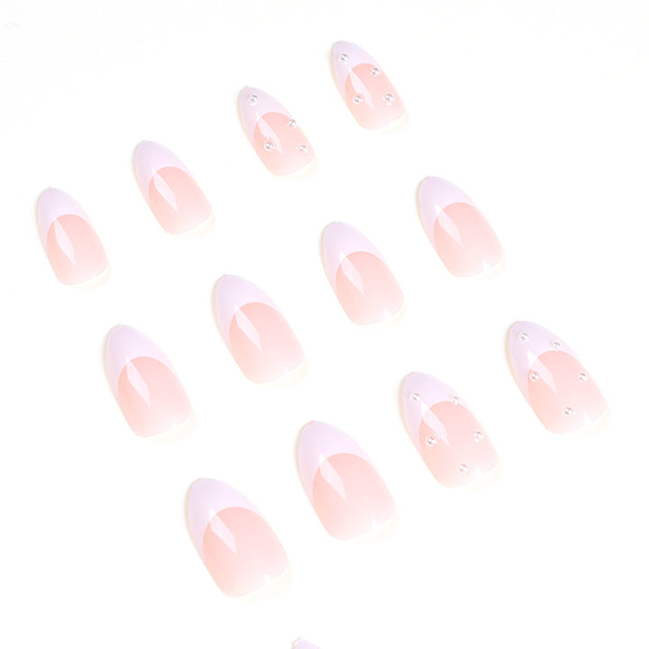 Kunstvolle Acryl-Nägel mit elegantem French-Tip Karnz