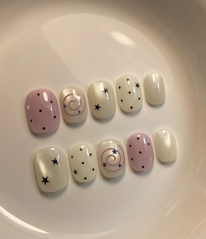 Dekorative Press-On Nagelkunst mit 3D-Elementen