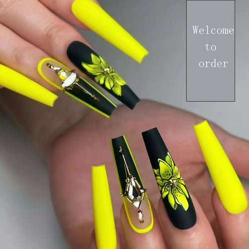 Kunstnagelset mit glamourösen 3D-Verzierungen und detaillierter Blumenillustration Karnz
