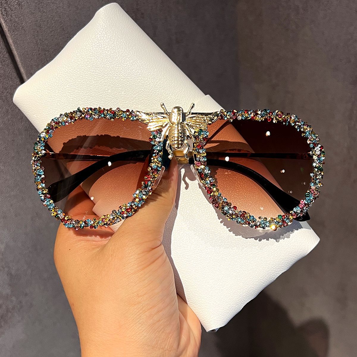 Damen Glamouröse Oversize-Sonnenbrille mit einzigartigem Schmuckrahmen Karnz