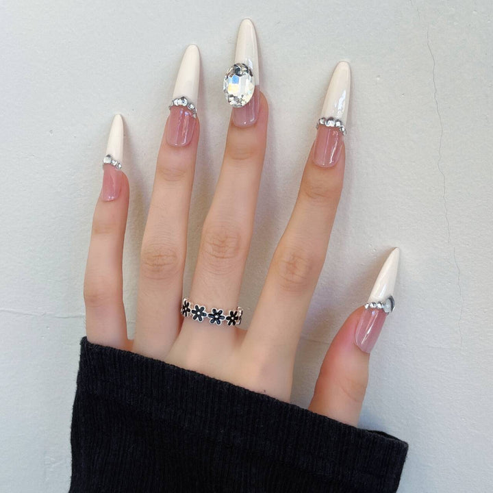Elegante Stiletto Druck-Nagelkunst Karnz