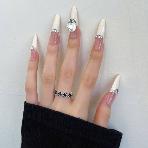 Elegante Stiletto Druck-Nagelkunst Karnz