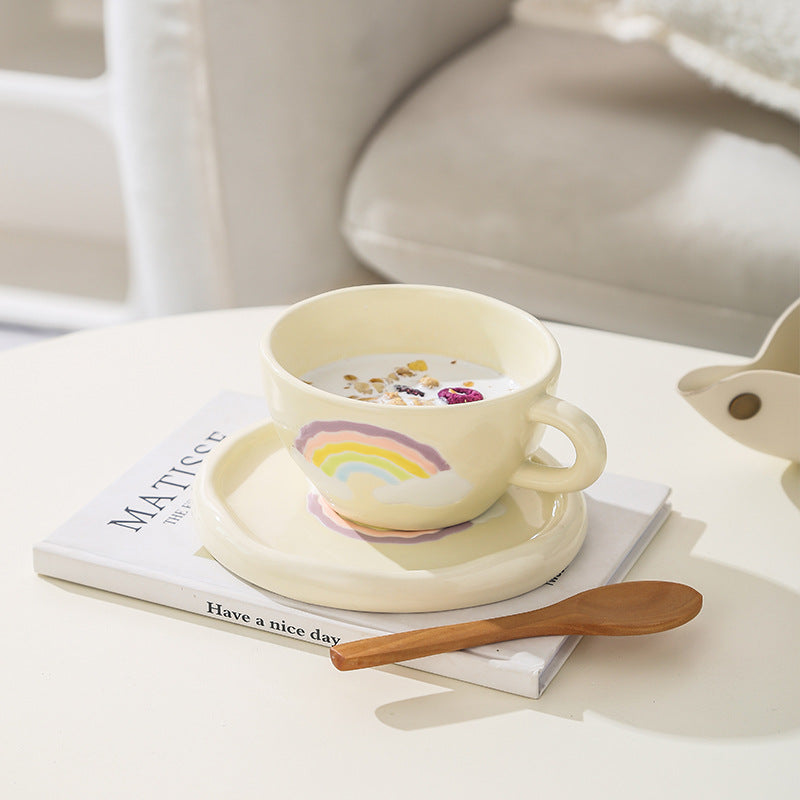 Steinzeug-Frühstücksbecher mit Unterteller und reliefiertem Regenbogenmotiv