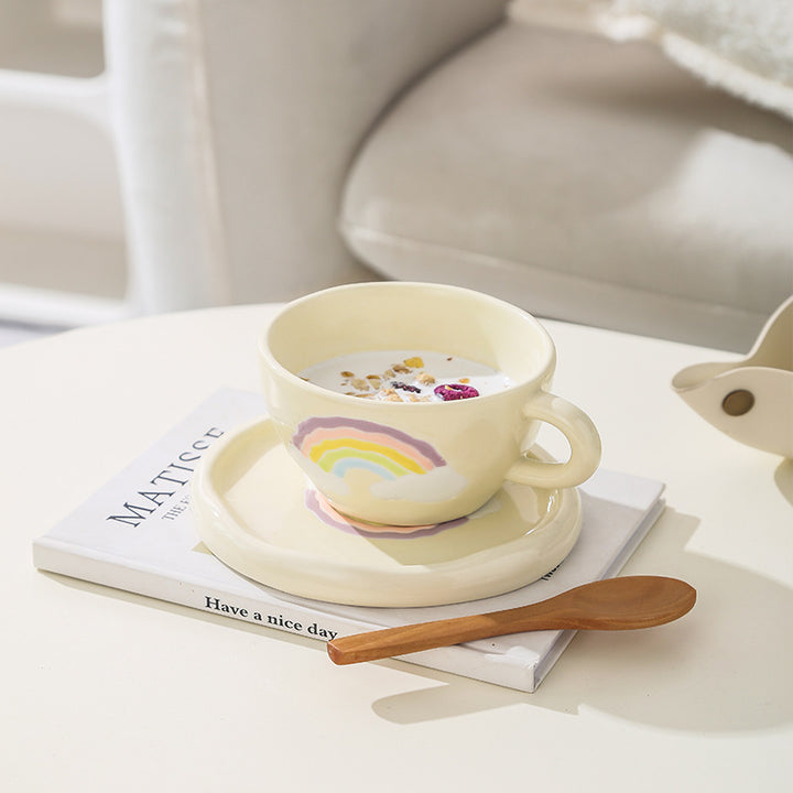 Steinzeug-Frühstücksbecher mit Unterteller und reliefiertem Regenbogenmotiv