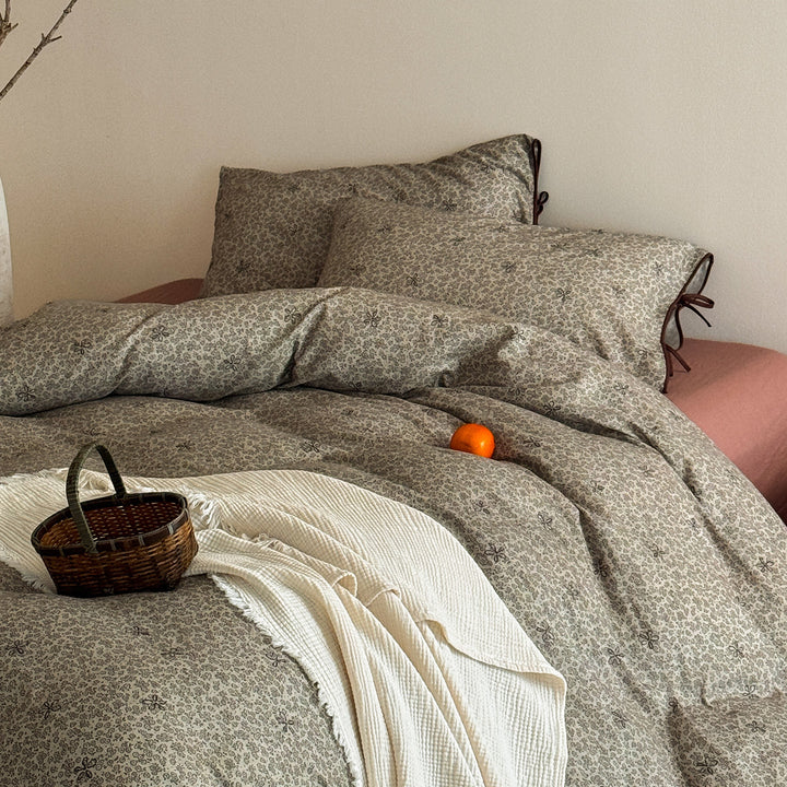 Gesteppte Bettwäsche-Garnitur mit floraler Blockdruck-Optik und Bindebandverschluss