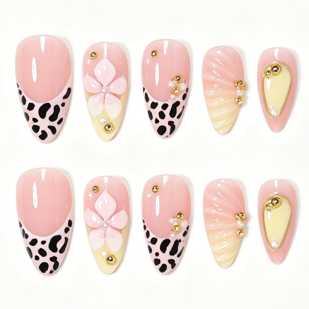 Dekorative Stiletto Nagelkunst Tipps mit floralen Akzenten Karnz