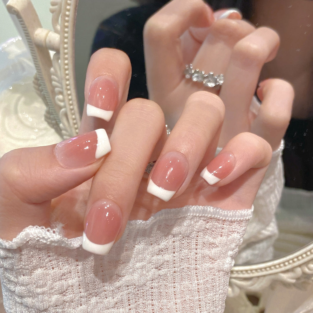 Elegantes französisches Tip Press-On Nail Design Karnz