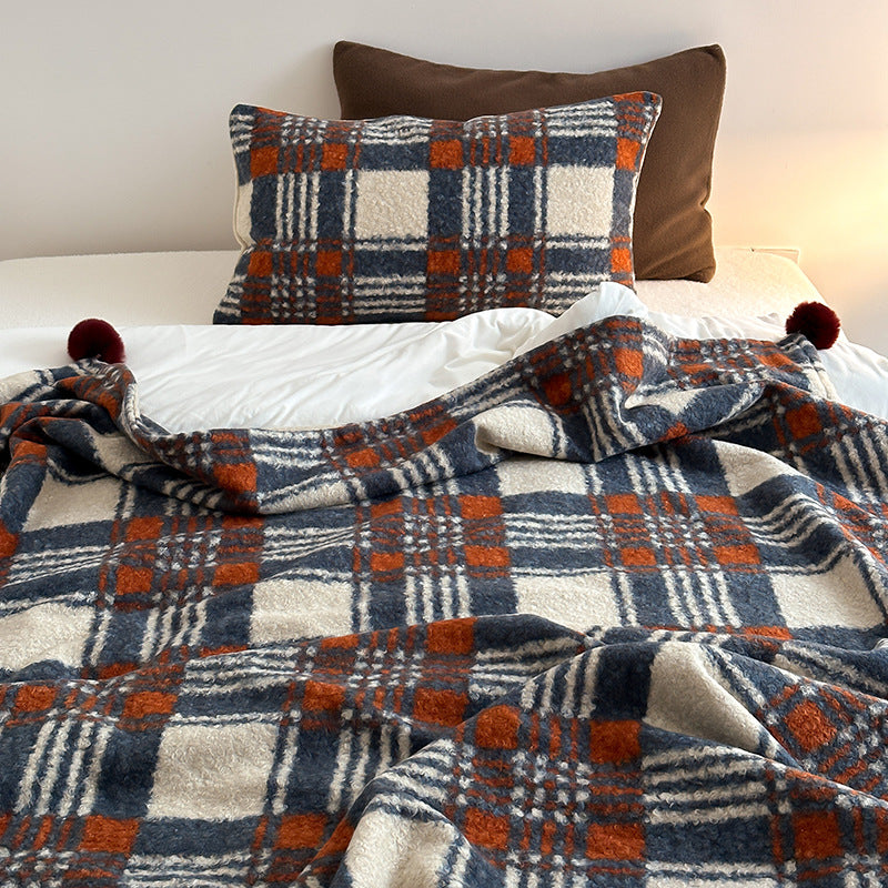 Kuscheldecke mit kariertem Muster und Bommelverzierung Karnz