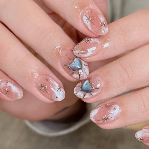 Nageldesign mit dekorativen Herzen und Glitzerakzenten Karnz