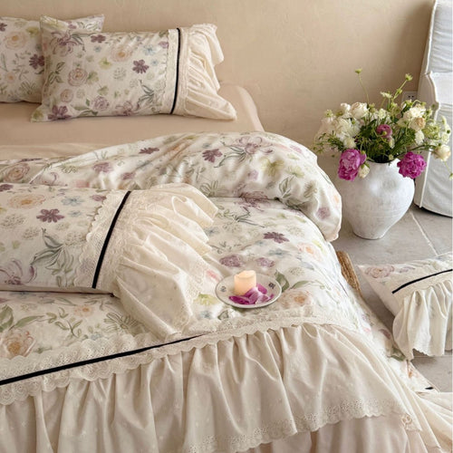 Bettwäsche-Garnitur im Vintage-Landhausstil mit gestuftem Volant und Aquarellblumen