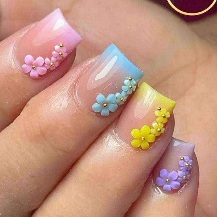 Kunstnägel mit Floralen 3D-Applikationen Karnz