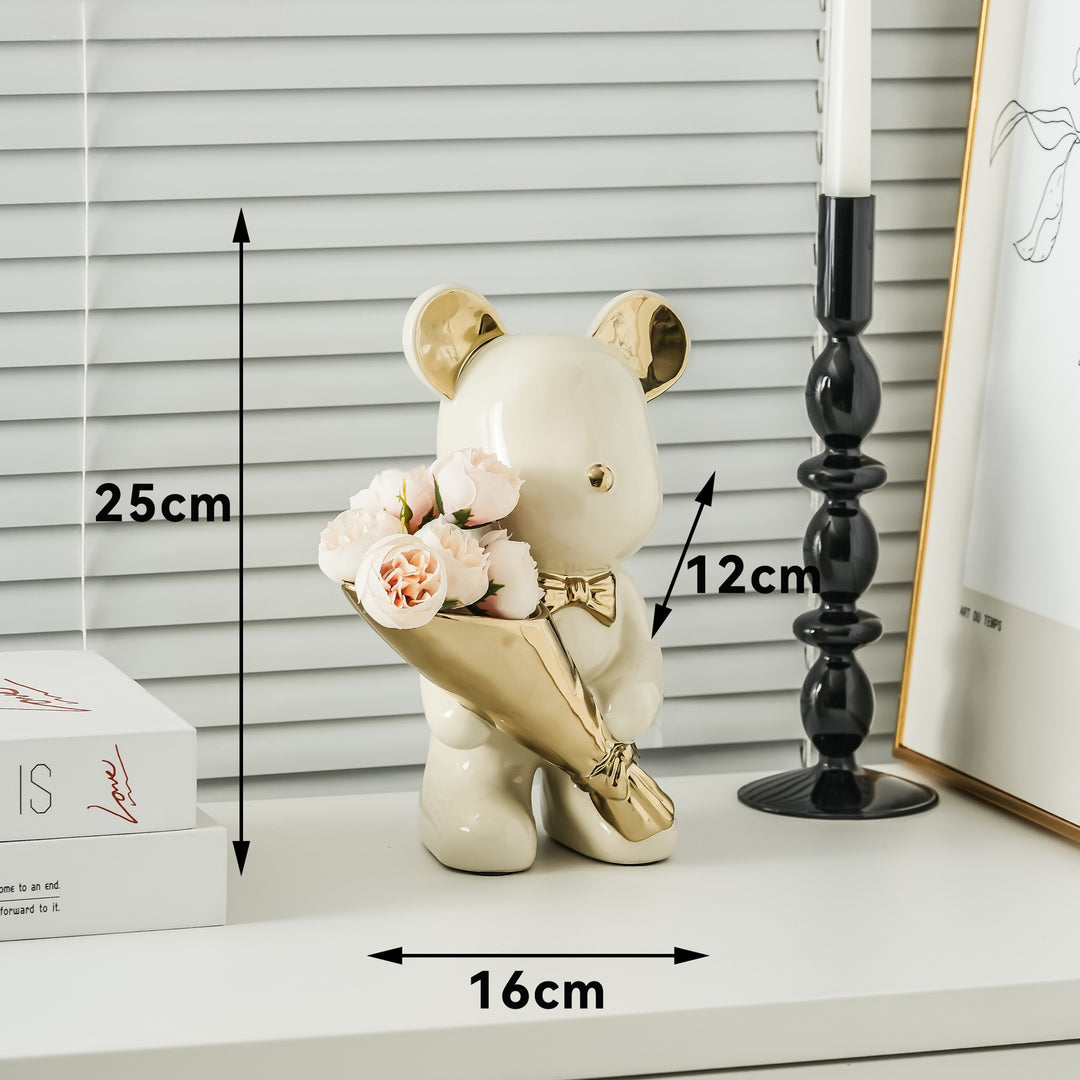 Dekorative Bärenfigur mit Blumenstrauß für Zuhause