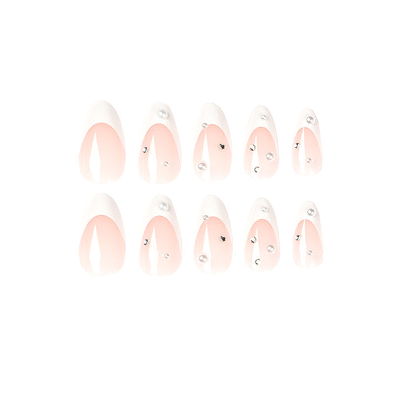 Kunstnagelset mit luxuriösen 3D-Akzenten und Glitzerverzierungen Karnz