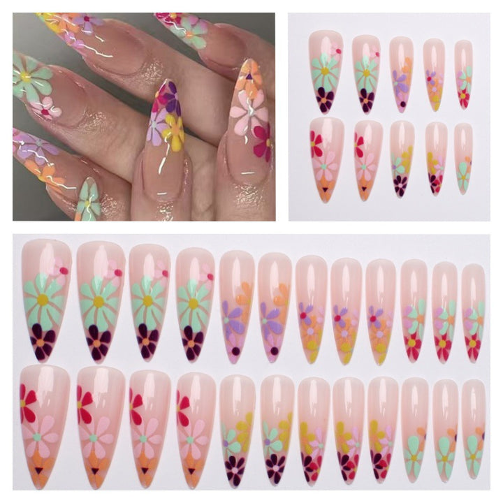 Kunstnägel mit floralen Mustern Karnz