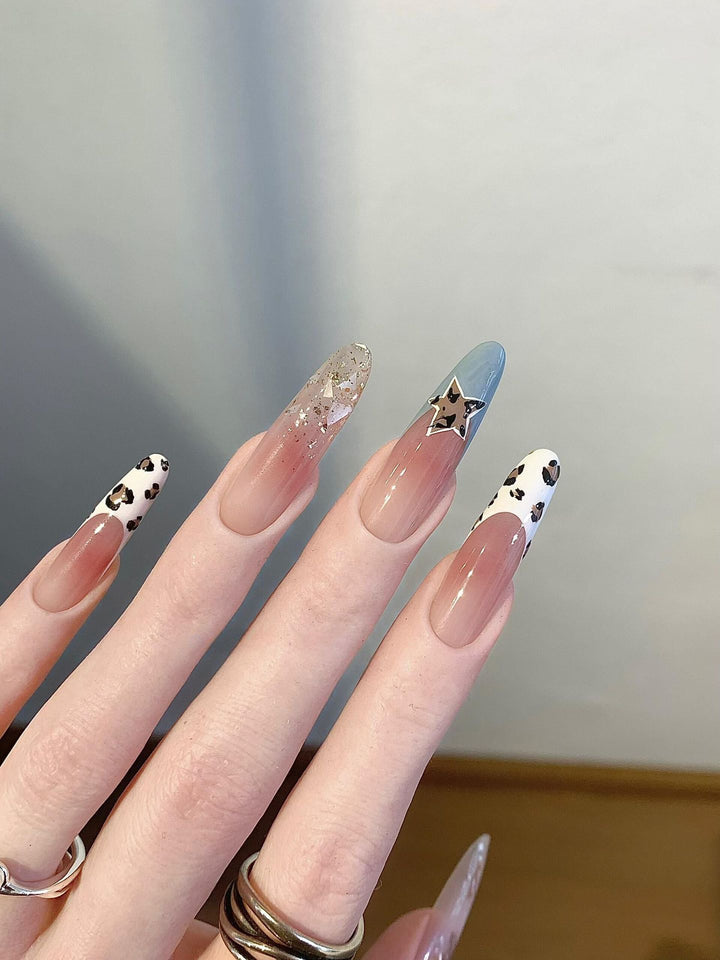 Kunstnägel mit Kreativem Glitzereffekt und Tierischem Design Karnz
