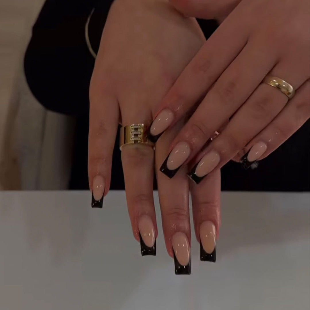Kunstnagelspitzen mit modernem Design und stylischen Akzenten Karnz