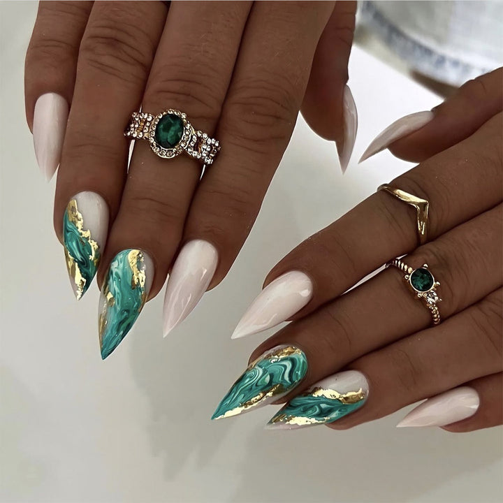 Kunstvolle Nagelverlängerungen mit elegantem marmoriertem Design Karnz
