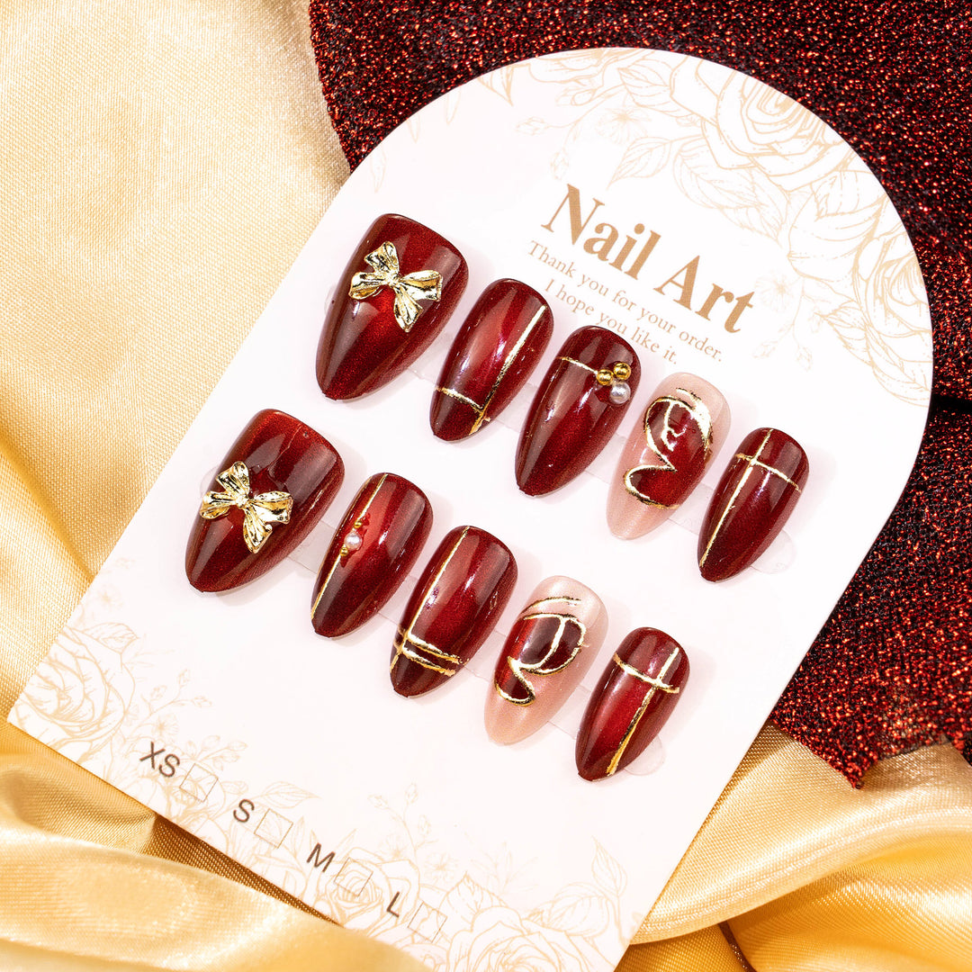 Elegantes Nagelkunst-Set mit goldenen Verzierungen