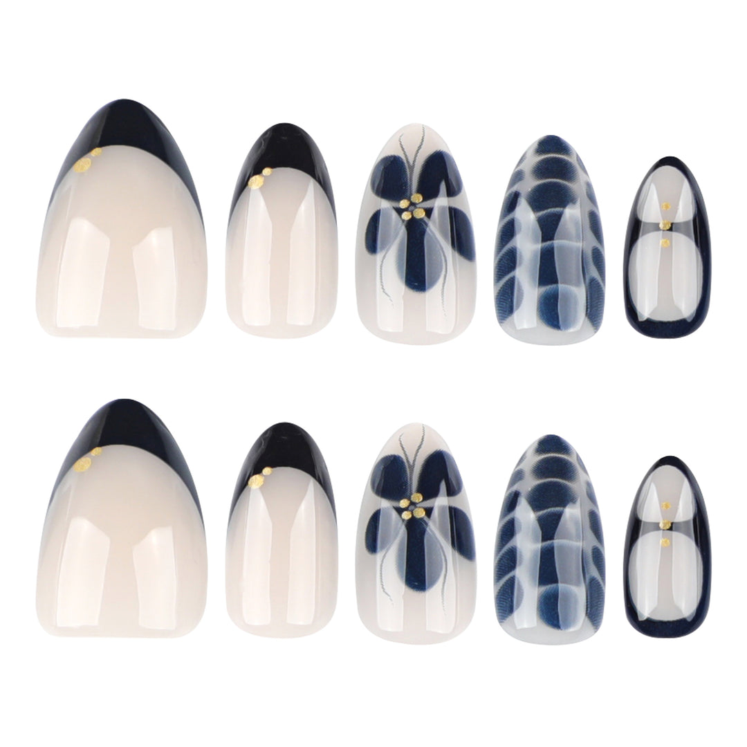 Kunstvolle Nailart im eleganten Stiletto-Design mit floralen Akzenten Karnz